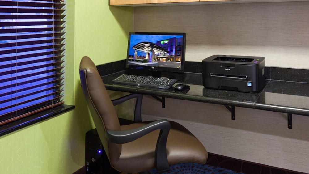 Holiday Inn Express Hotel Suites Rochester 50/51