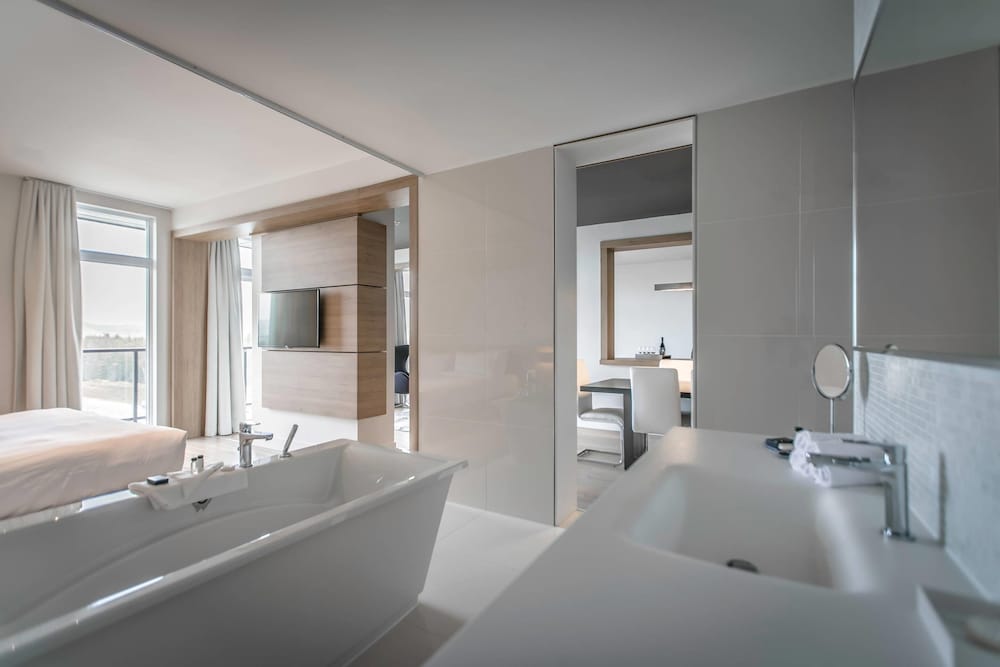 جناح تنفيذي بسرير كينج بإطلالة على البحيرة، Hotel du Domaine, an Ascend Collection Hotel 2/4