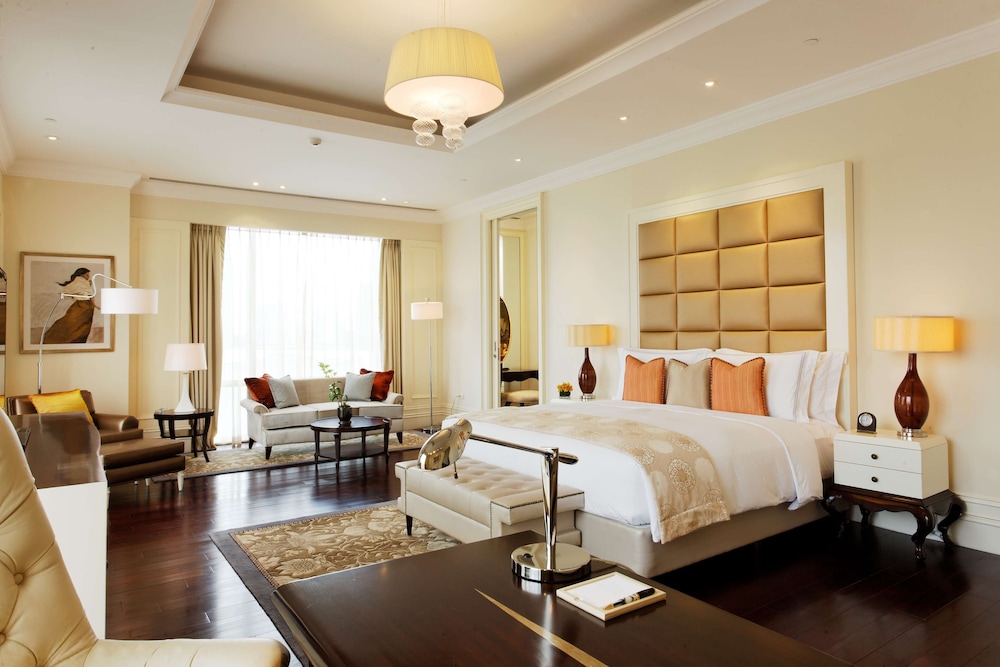 Raffles Makati 14/50
