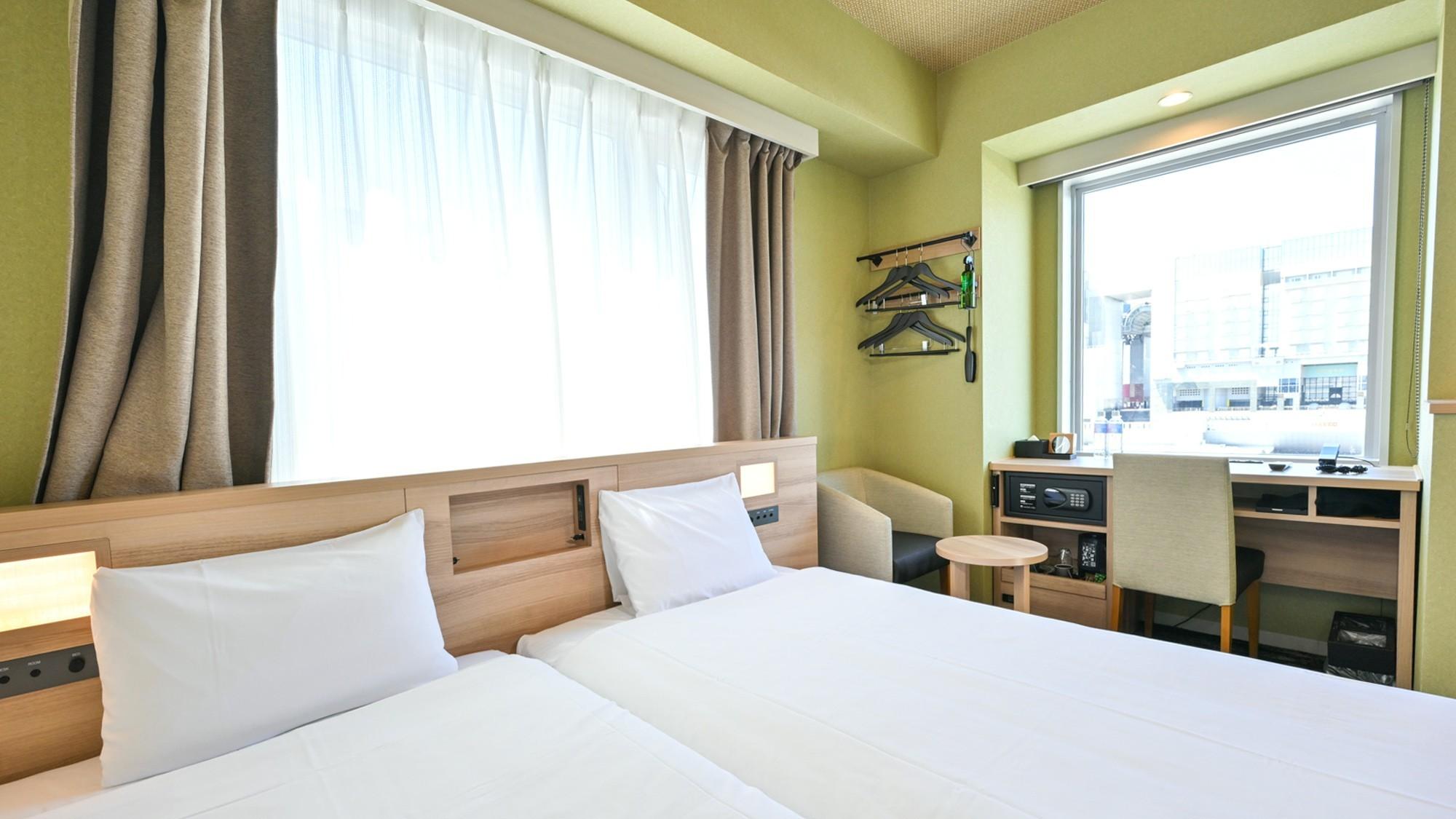 Room, Twin Beds, Station View, Corner