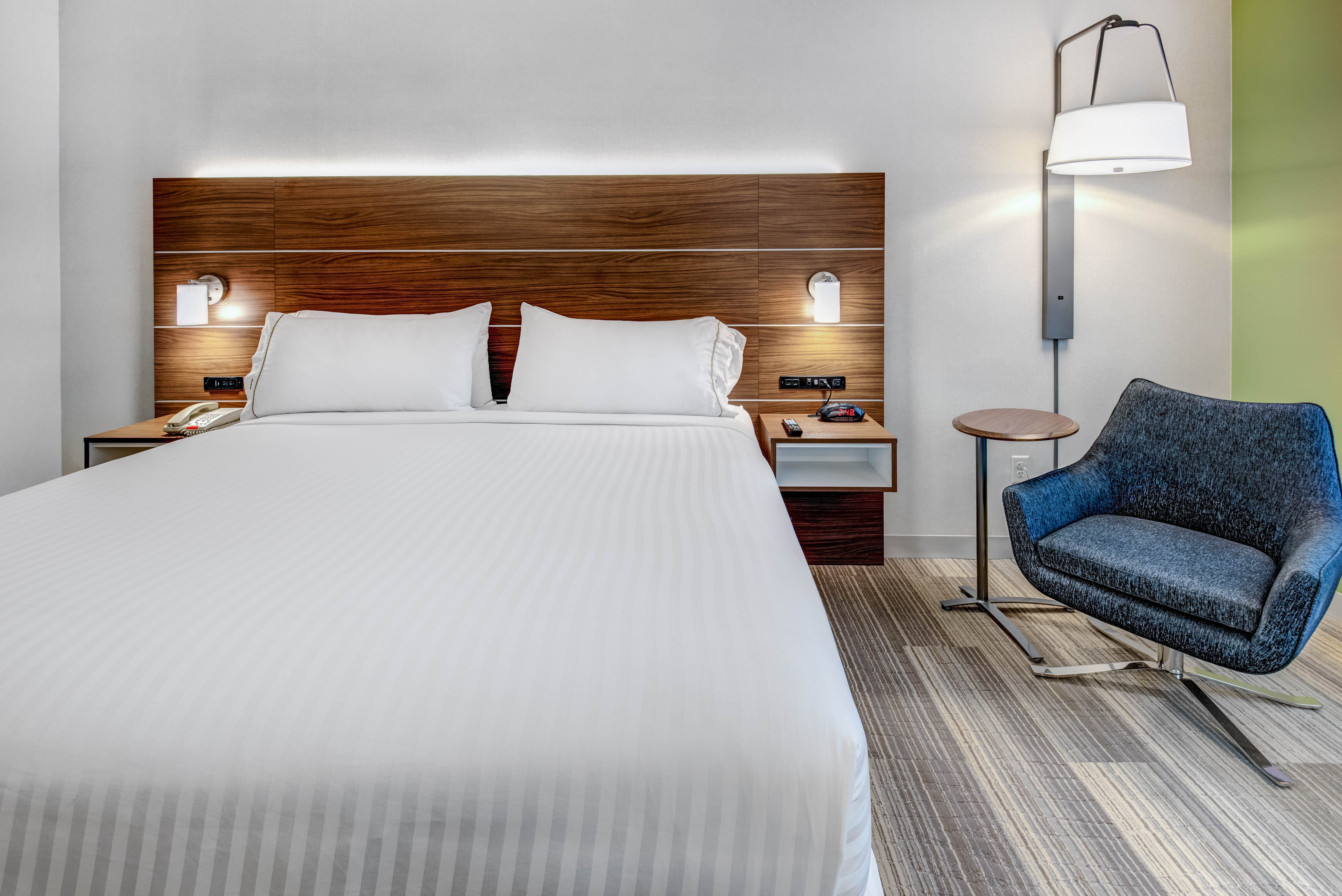 Holiday Inn Express Woodbridge 24/64