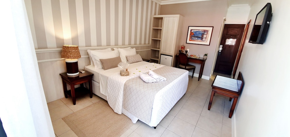 ROMANTIC, QUEEN BED, POOL SIDE, BALCONY