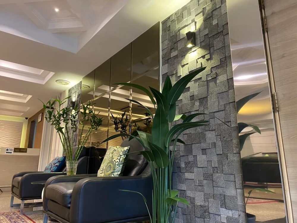 Desa Queenspark Hotel 45/77