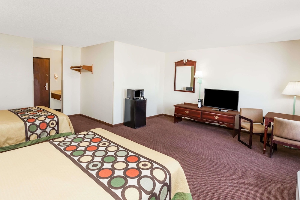 Super 8 by Wyndham Lincoln IL 22/44