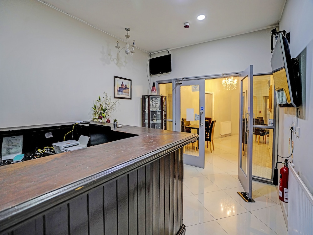 Lobby at OYO Weaste Hotel, SALFORD