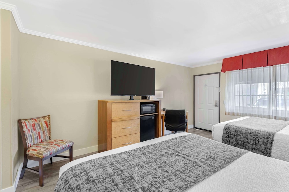 Standard, 2 Queen Beds, Best Western Plus Ontario Airport & Convention Center 6/10