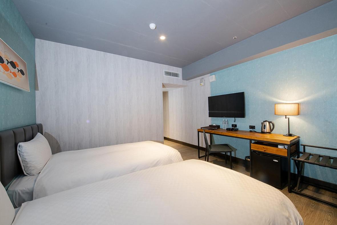 Room, Twin Beds, No Window