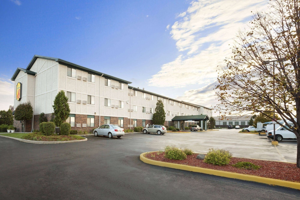 Super 8 By Wyndham Milwaukee Airport 52/57