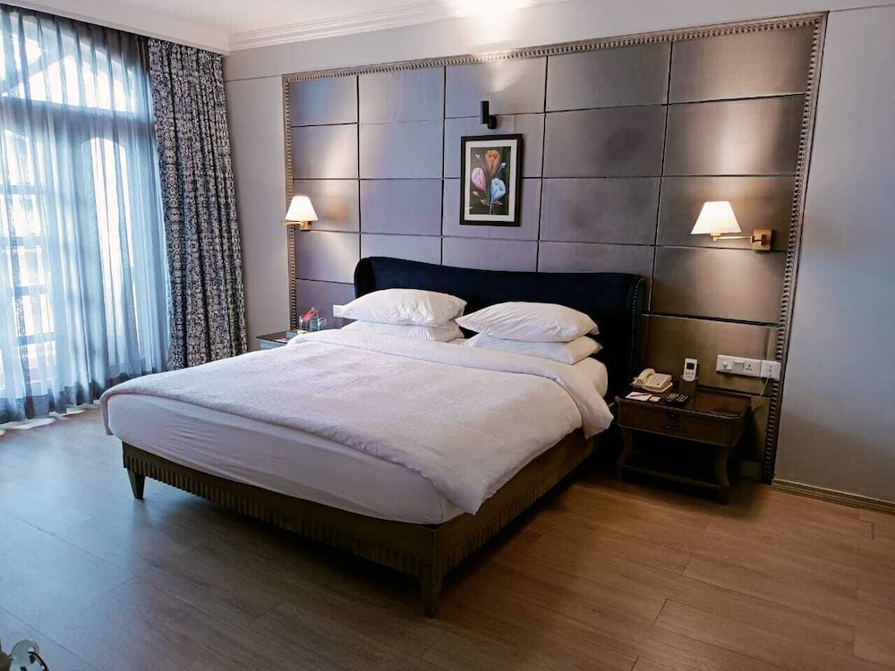 Standard, Queen Bed, Valley View