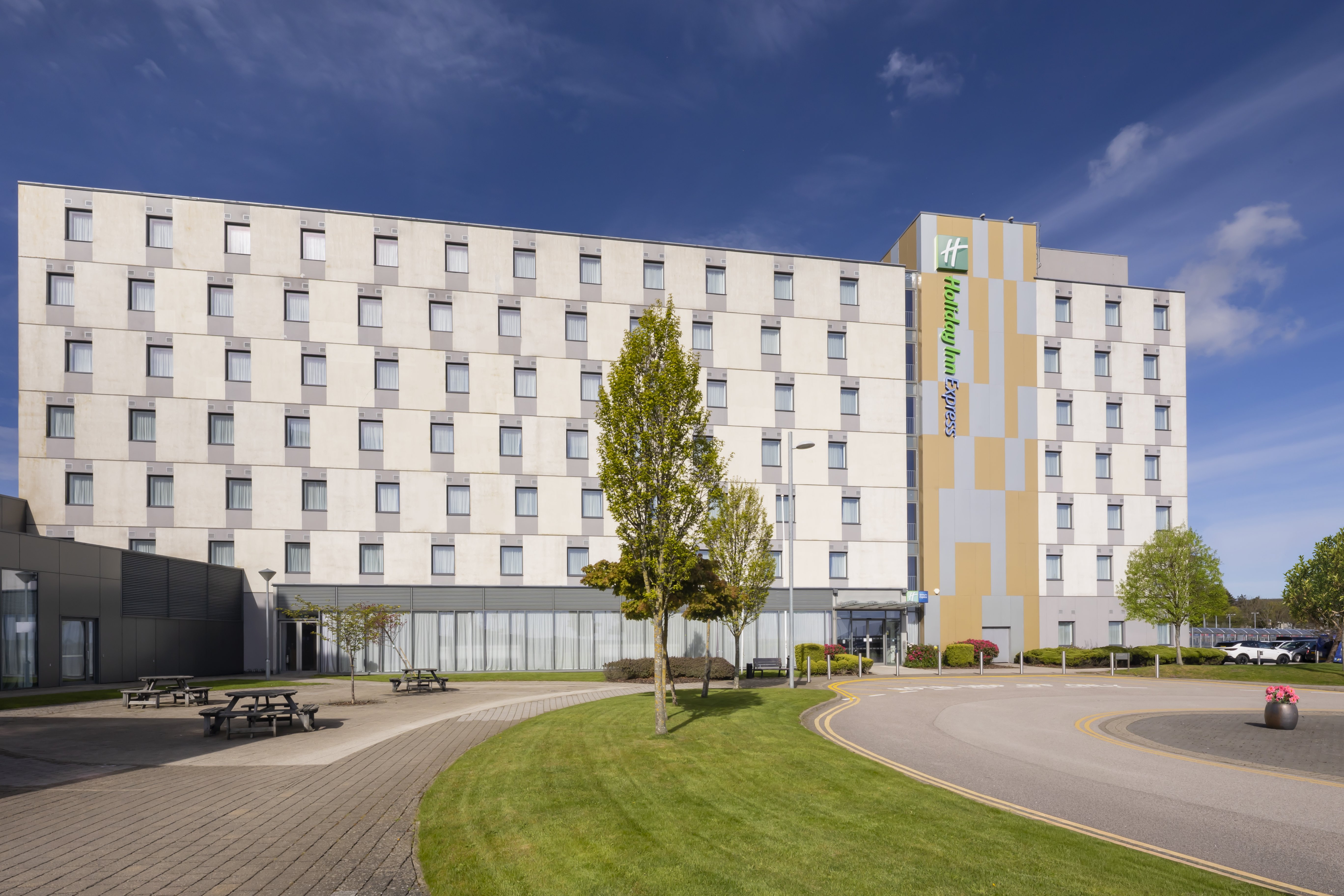 Holiday Inn Express Aberdeen Airport 68/72