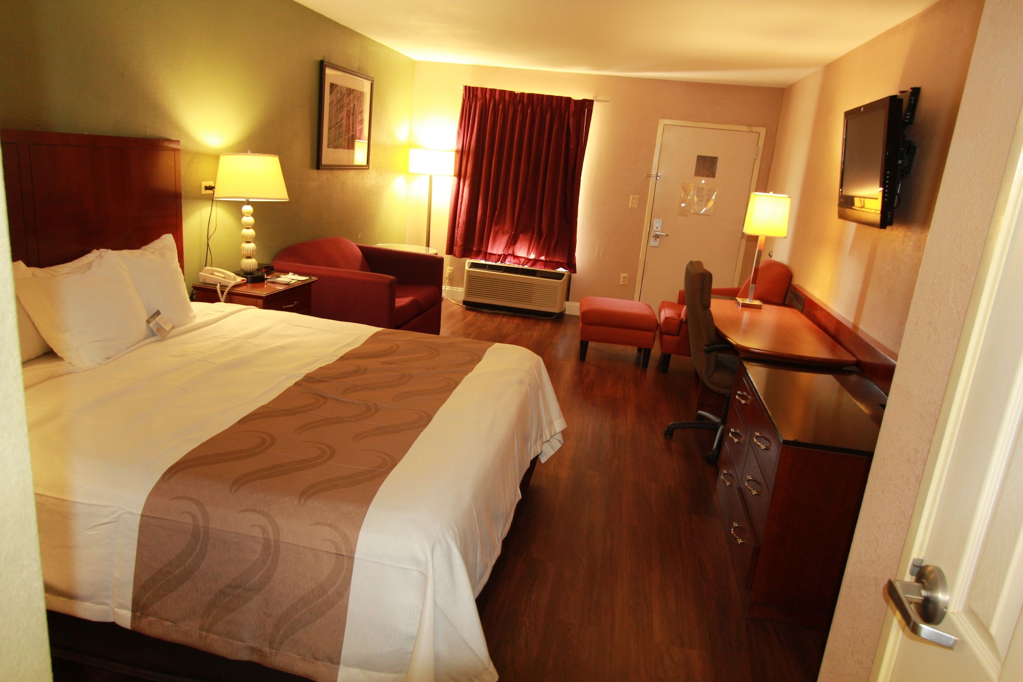 غرفة قياسية بسرير كينج للمدخنين، Quality Inn & Suites near Robins Air Force Base 2/10