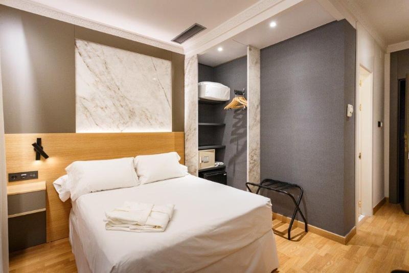 ROOM, SINGLE