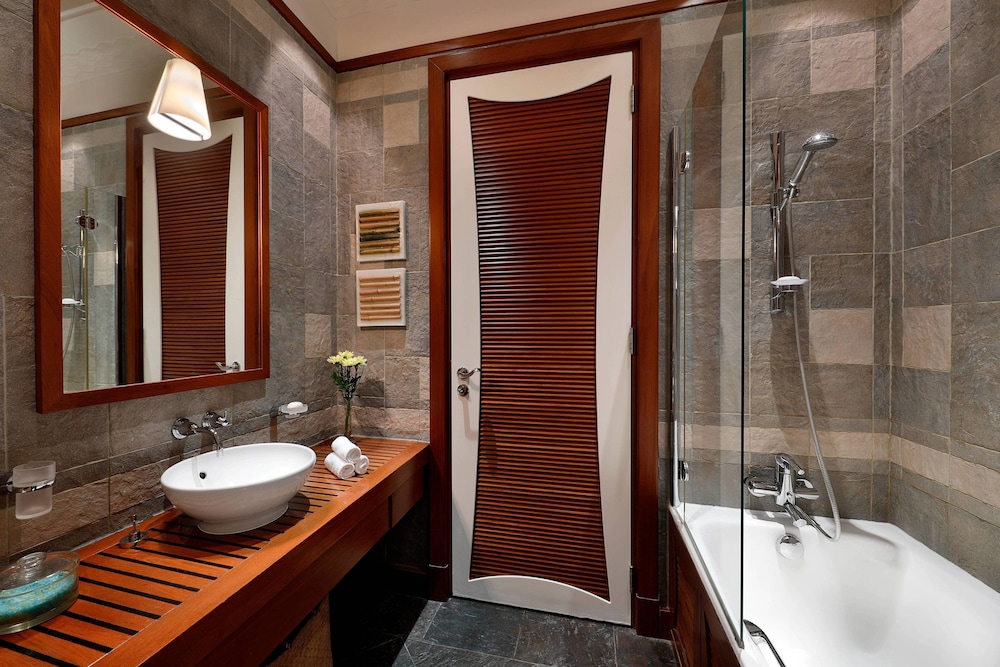 The Ritz-Carlton, Bahrain 12/50