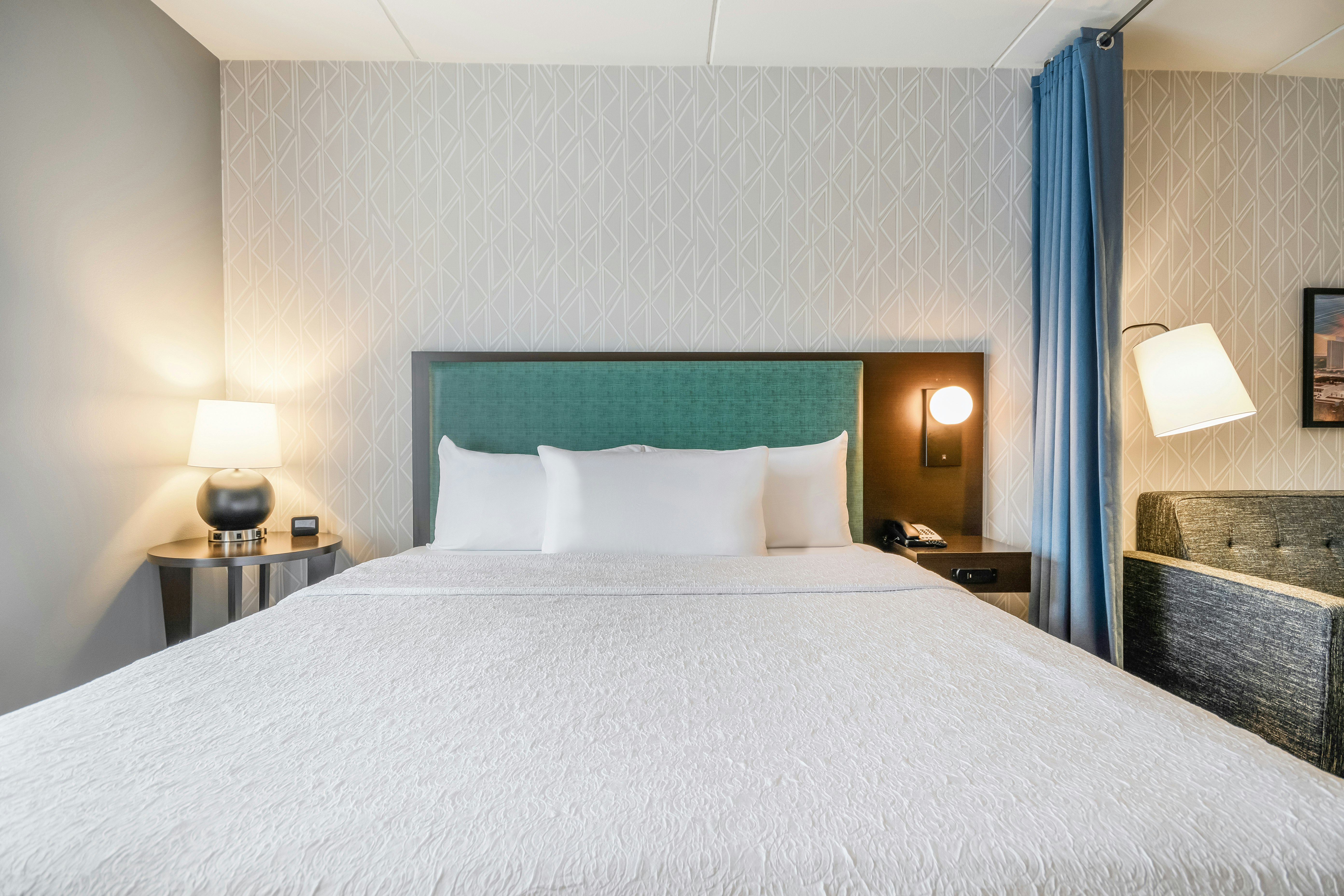 STUDIO, QUEEN BED