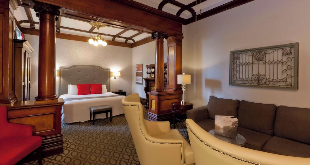 جناح بسرير كينج مع أريكة بمنطقة جلوس، Idlewyld Inn & Spa, WorldHotels Crafted 3/4