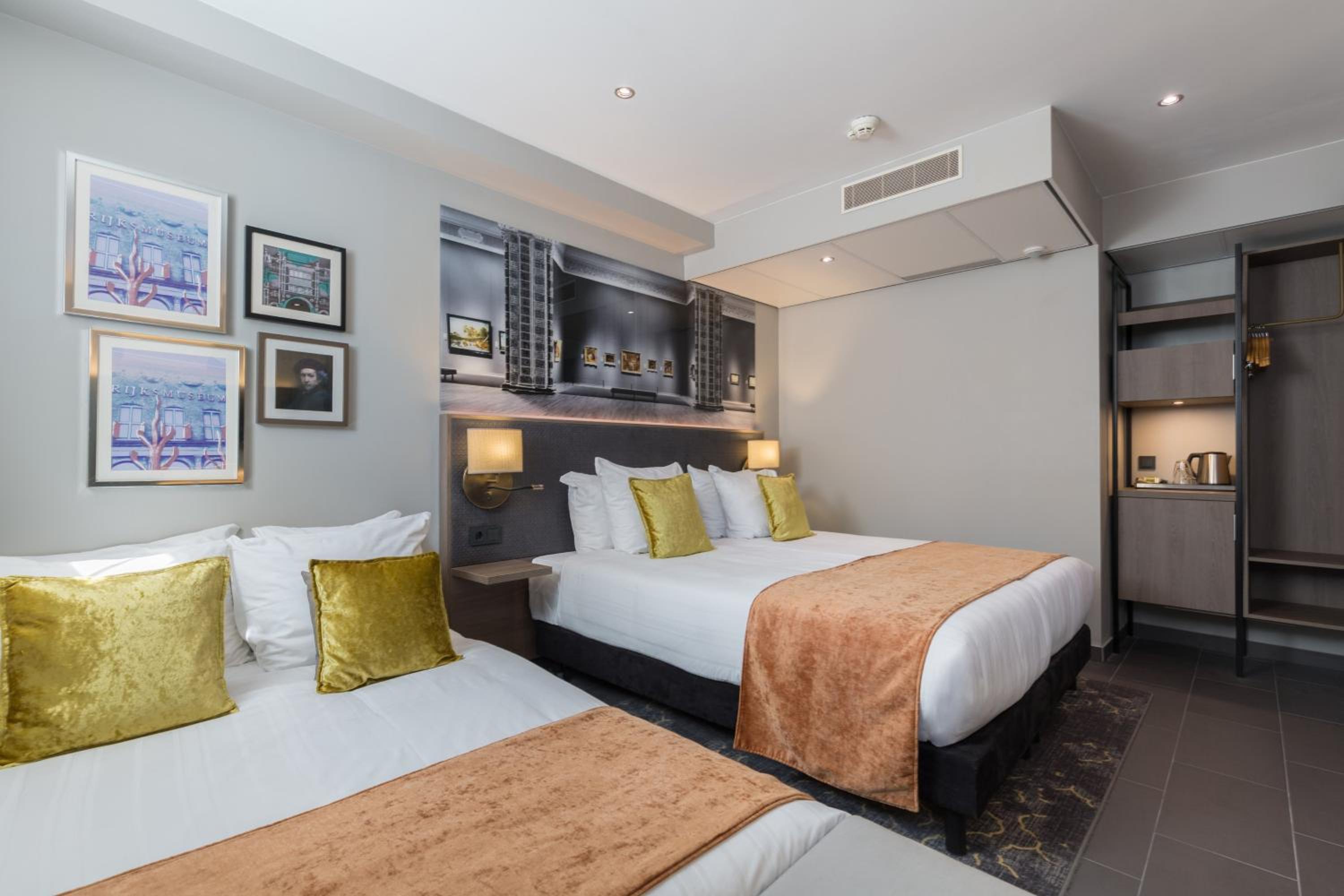 Comfort, Twin Beds, 1 Double and 1 Single Bed, Partial View, Sofa, Leonardo Hotel Amsterdam Museum Quarter 4/5