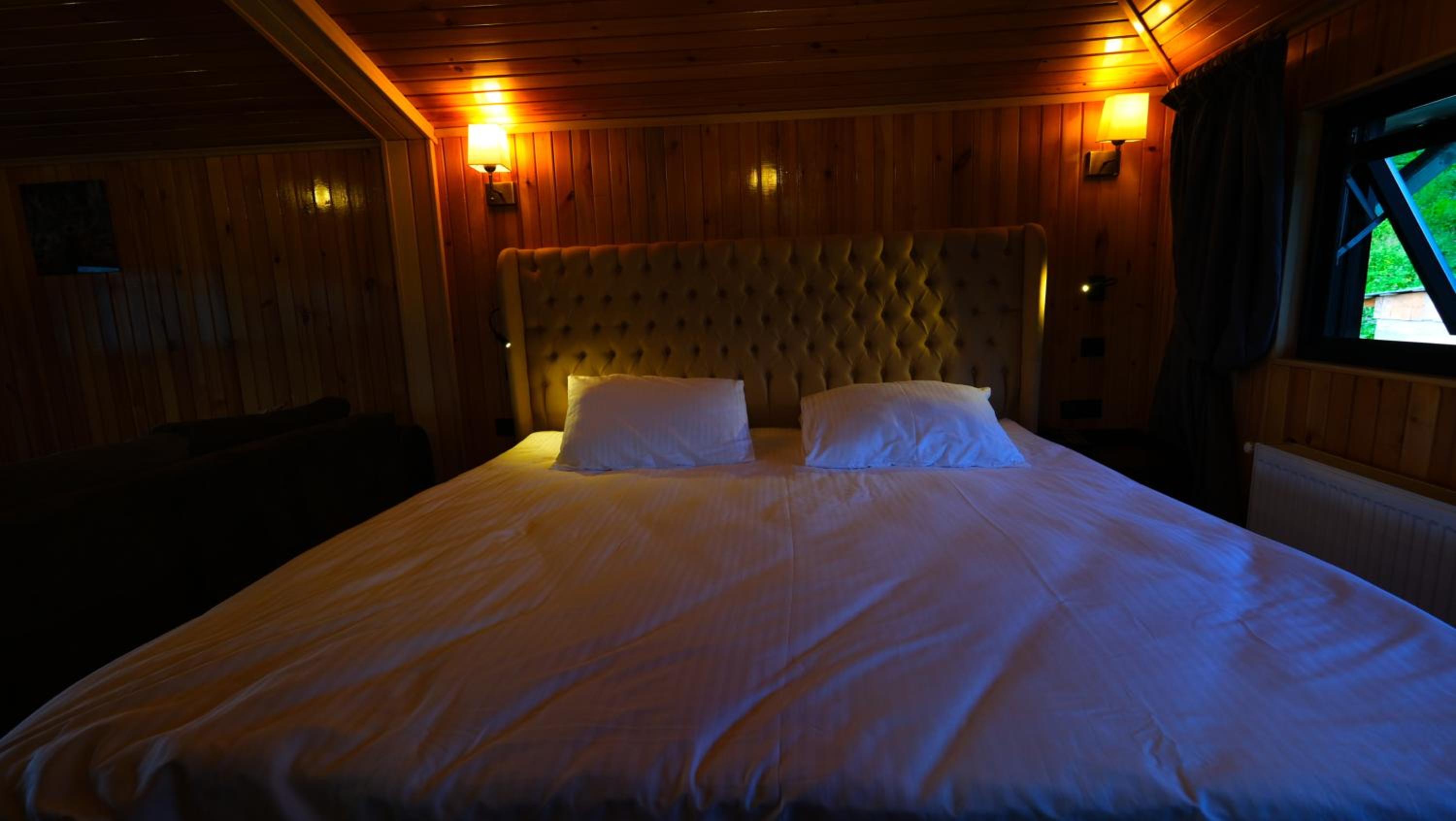 Deluxe, Double Bed, Waterfall View, Bathtub