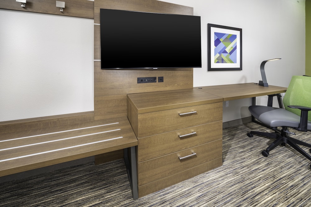 Holiday Inn Express & Suites Fort Myers Airport 46/54