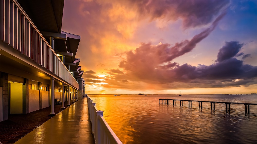 Best Western Plus Yacht Harbor Inn 23/42