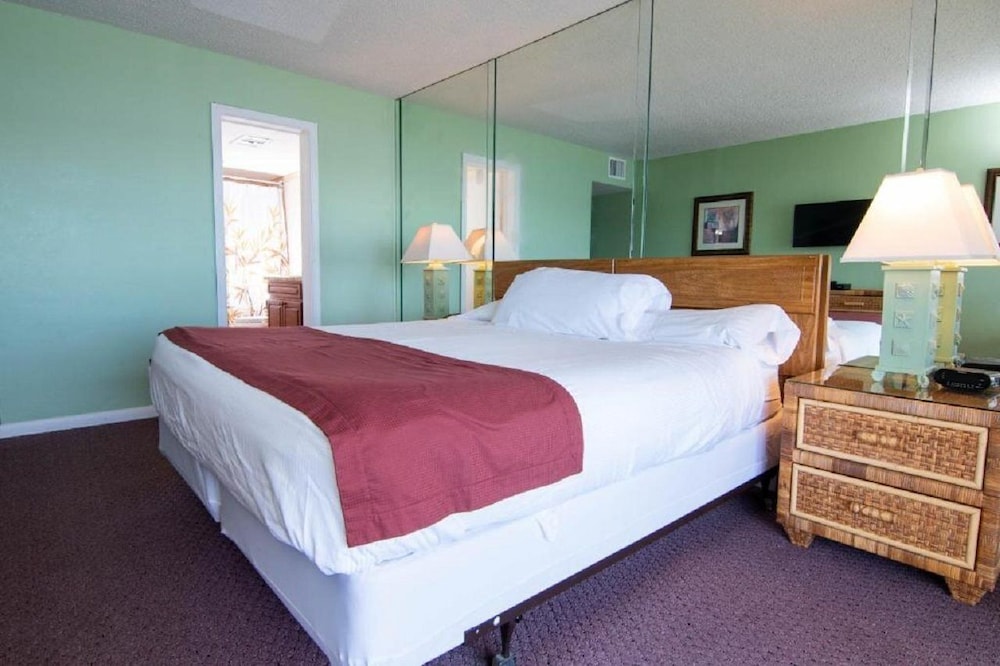 PALM BEACH WATERFRONT SUITES 23/67