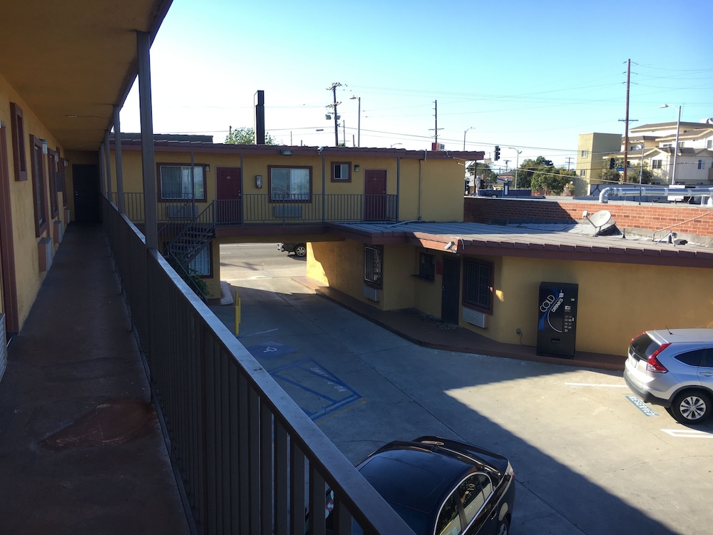 Satellite Motel 7/49