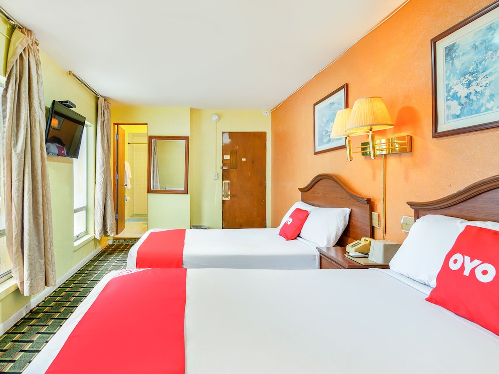 OYO Hotel Downtown Peoria I-74 13/58