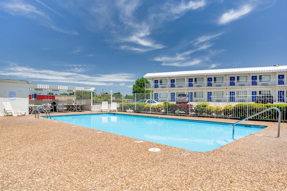 Motel6 Fayetteville, AR secondary