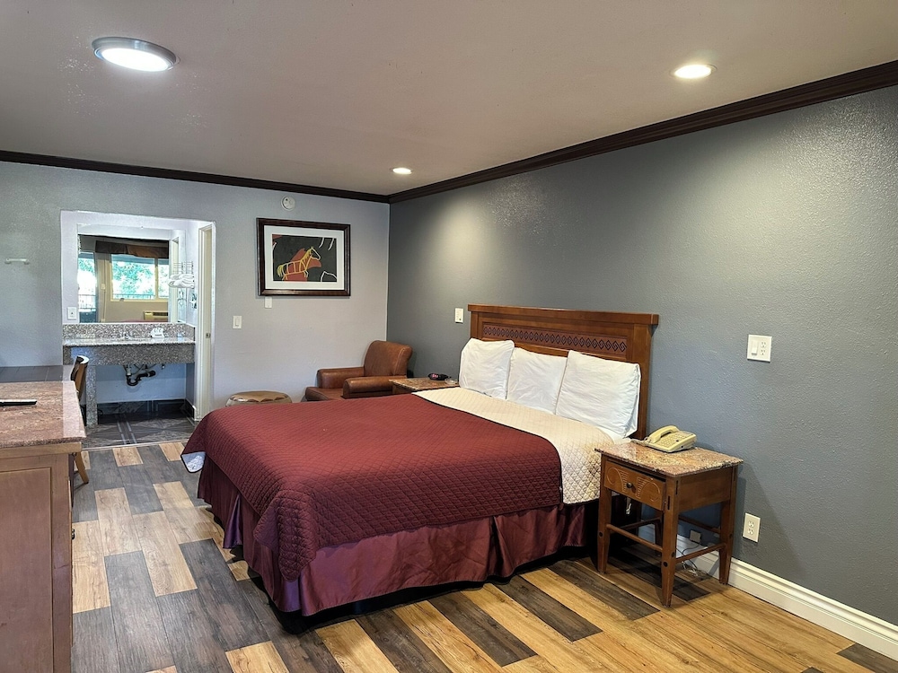 Americas Best Value Inn Corona 13/46