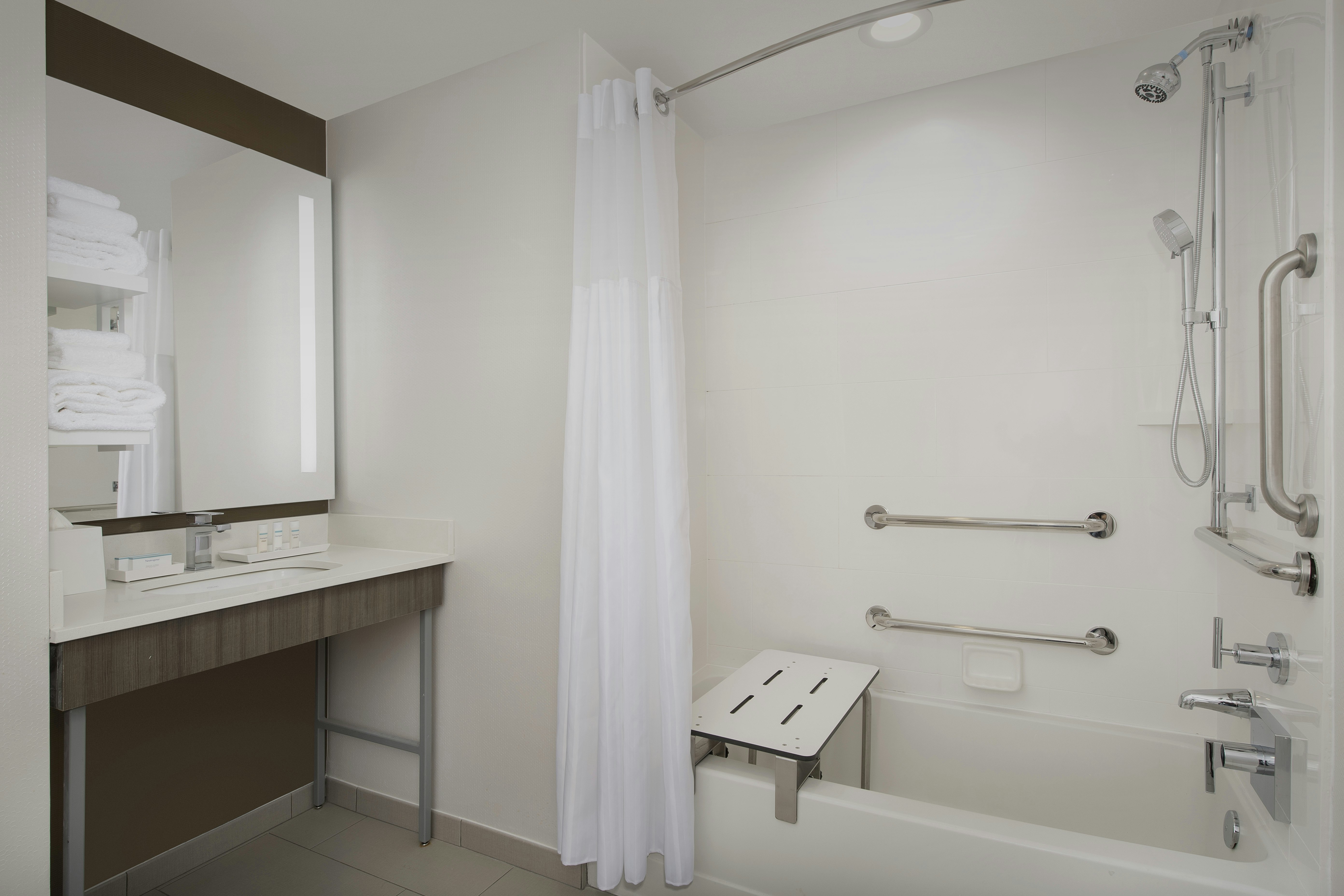 غرفة بسرير كينج بغرفة نوم واحدة لذوي الإعاقة، Hilton Garden Inn Columbia Airport 2/4