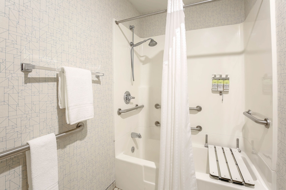 Holiday Inn Express Lancaster 14/70