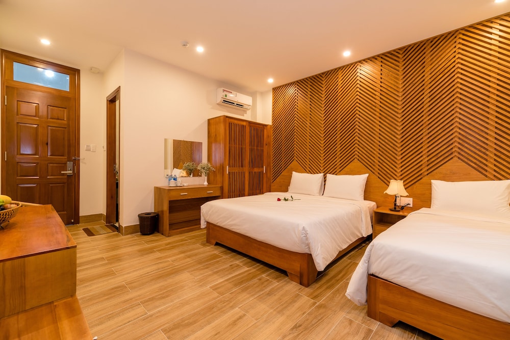 غرفة ديلوكس ثلاثية بسرير كينج وسرير فردي بإطلالة على المدينة بشرفة، Phong Phu Villa Hoi An 3/6