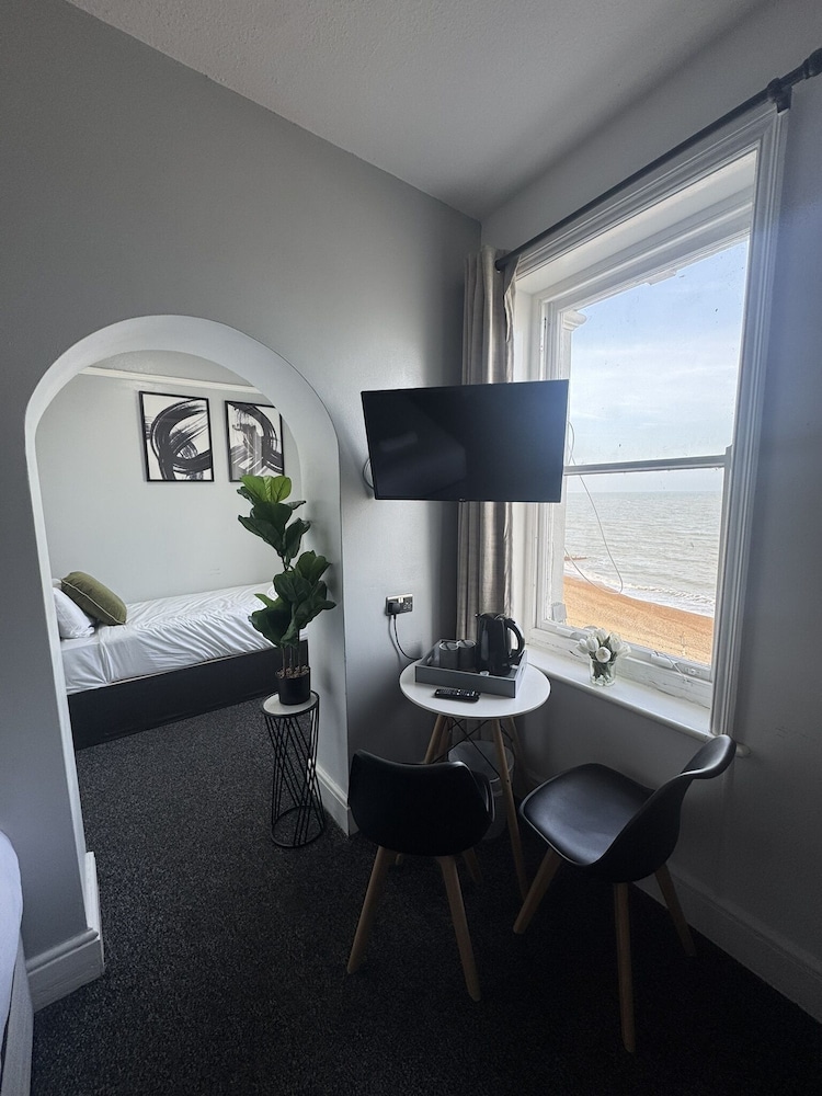 OYO Marine Parade Hotel Eastbourne Pier 50/60