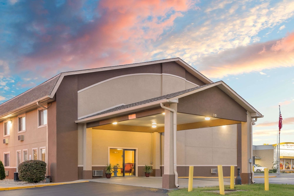 Super 8 By Wyndham Shelbyville 5/25