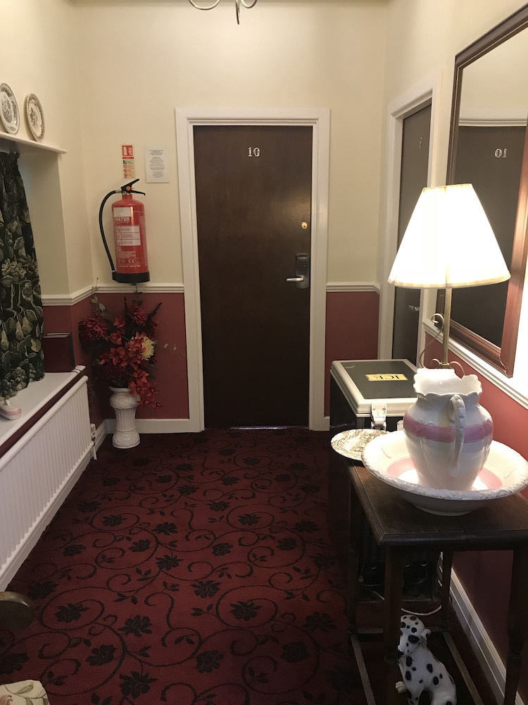 Barons Court Hotel 44/72