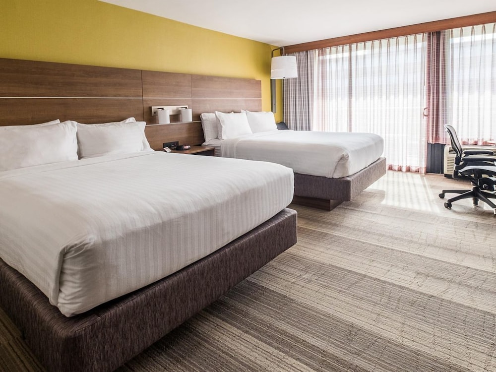 غرفة قياسية بسرير كينج بإطلالة على المسبح، Holiday Inn Express Fullerton Anaheim 3/5