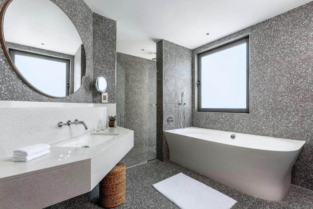 Balcony, Suite, King Bed, Sea Front, Club Lounge Access, High Floor