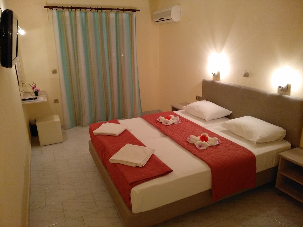 Leonidas Hotel & Studios 18/65