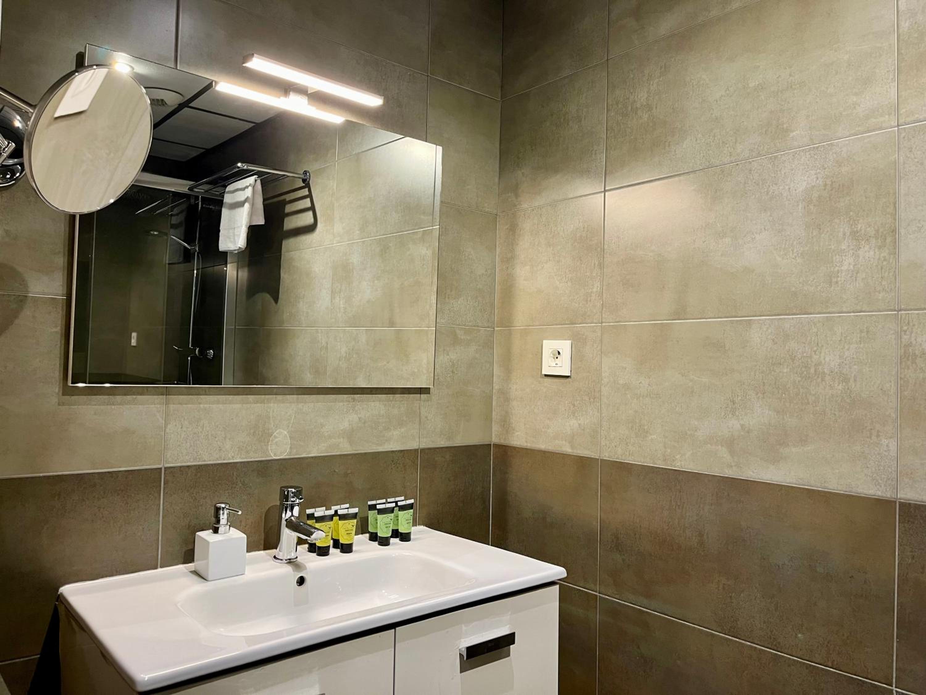 Feelathome Plaza Apartments 47/51