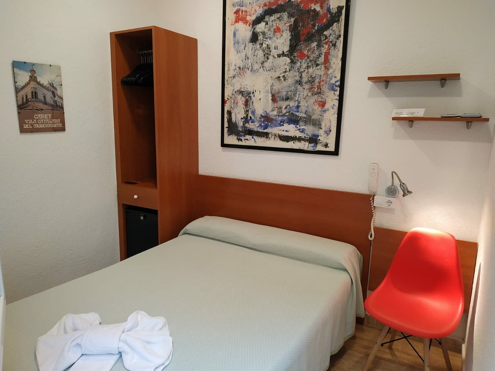 ROOM, SINGLE
