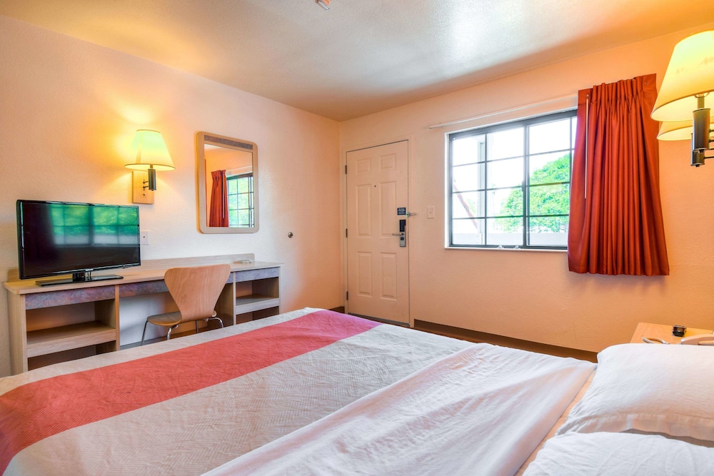 Motel6 Pomona, CA - Los Angeles 8/36