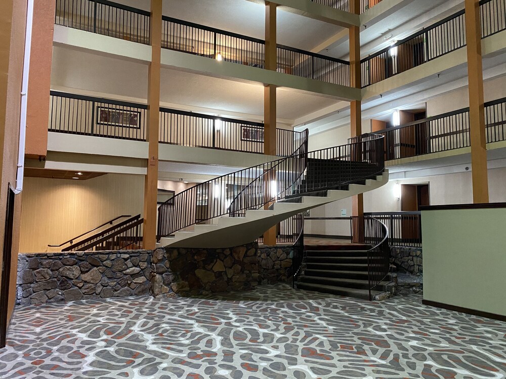 Clarion Hotel & Suites Conference Center Memphis Airport 10/31