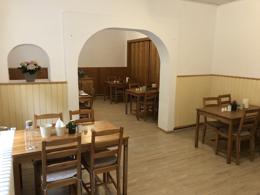 Riverside Inn 40/66