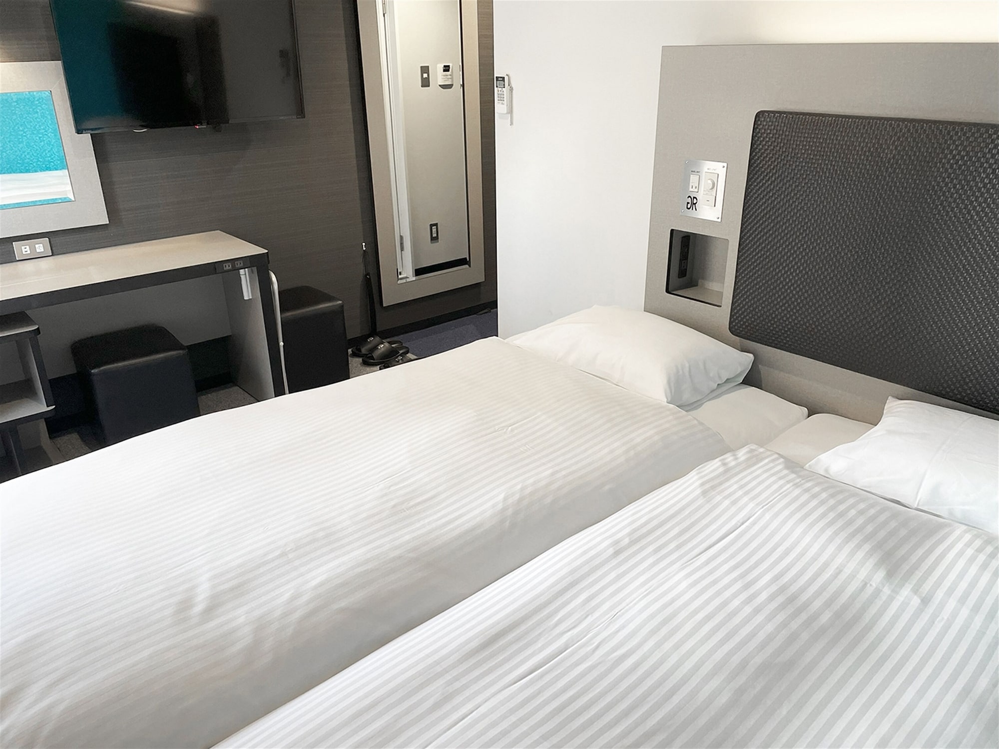 HOLLYWOOD, COMPACT, TWIN BEDS