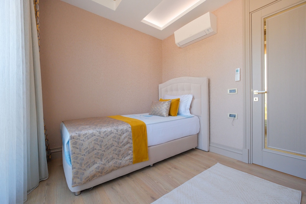 Elysium Deluxe Suites 11/50