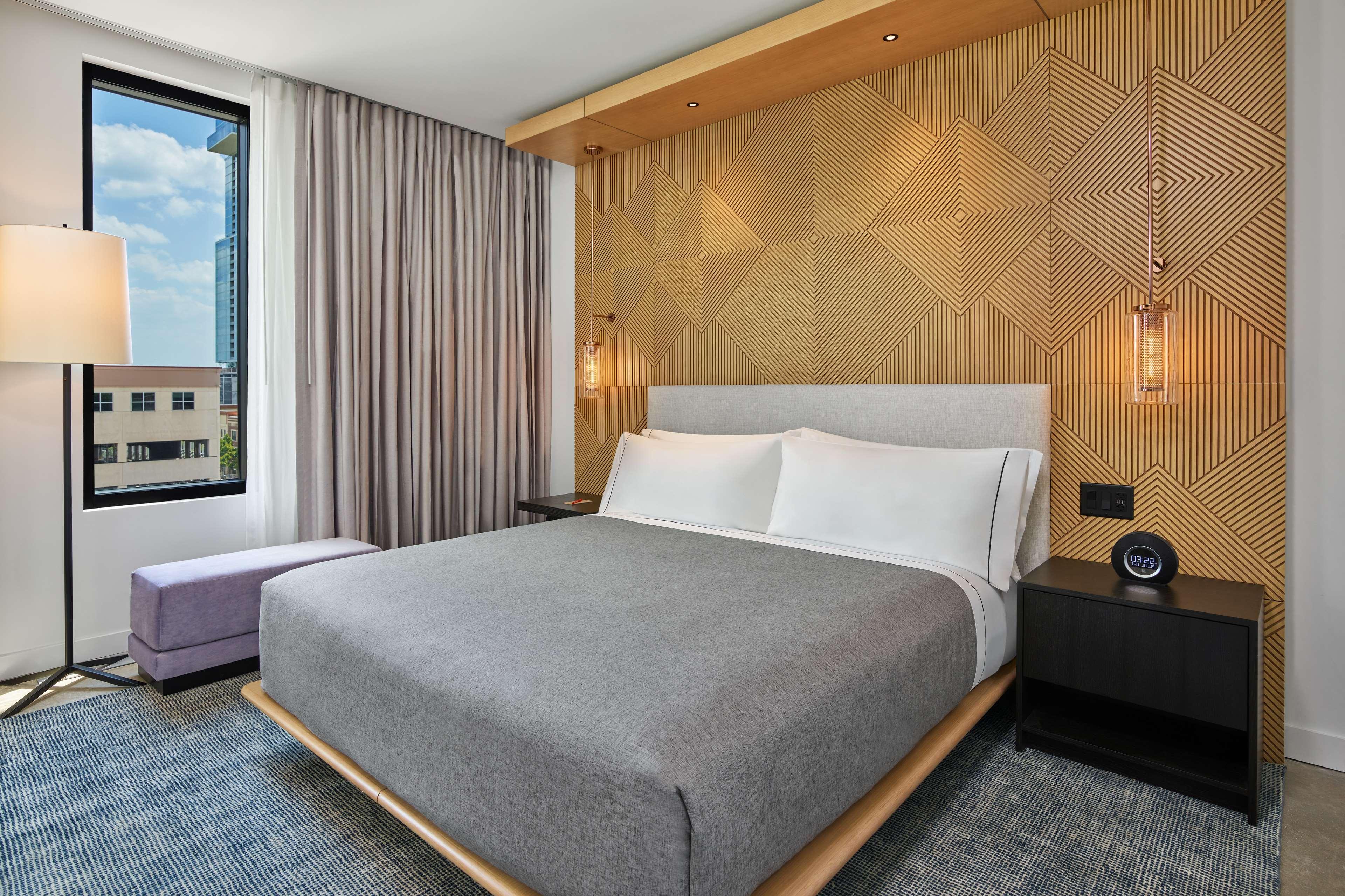 1 BEDROOM, SUITE, KING BED, BALCONY