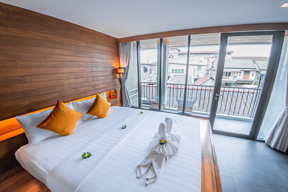 STANDARD, DOUBLE OR TWIN BED, BALCONY