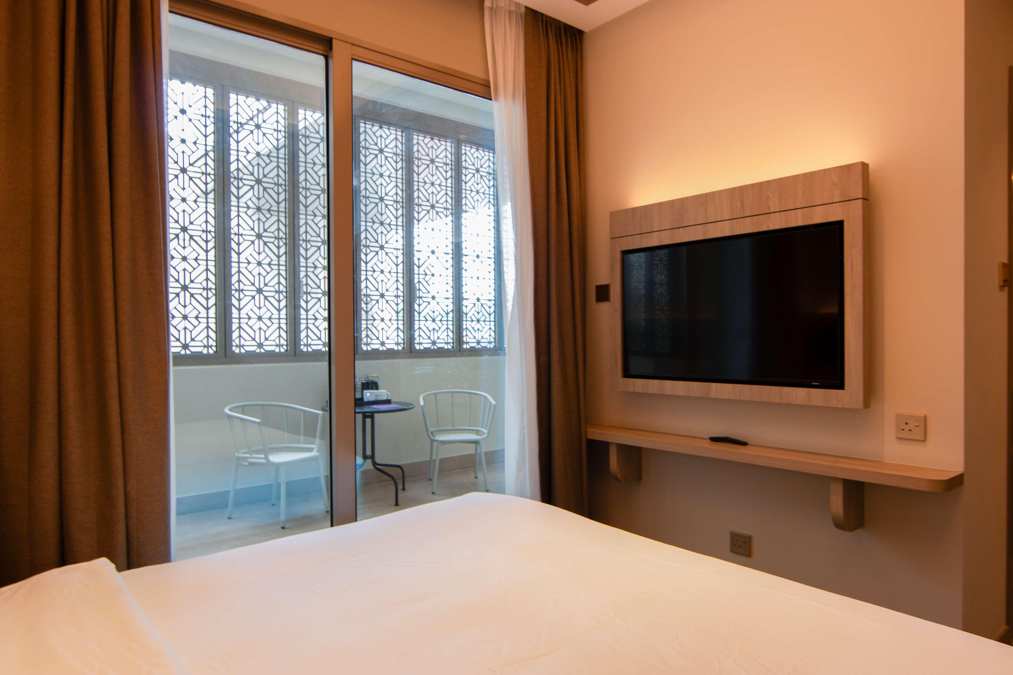 Aqueen Prestige Hotel Jalan Besar 19/42