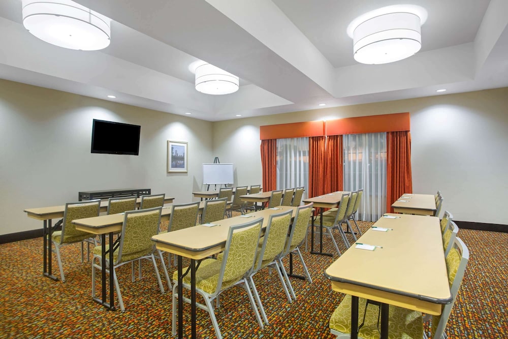 La Quinta Inn Suites Pearsall 49/56