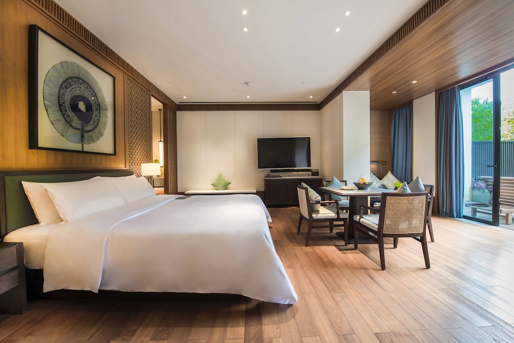 Garden, Guest Room, Premium, King Bed, Side Pool View, Private Pool, Balcony