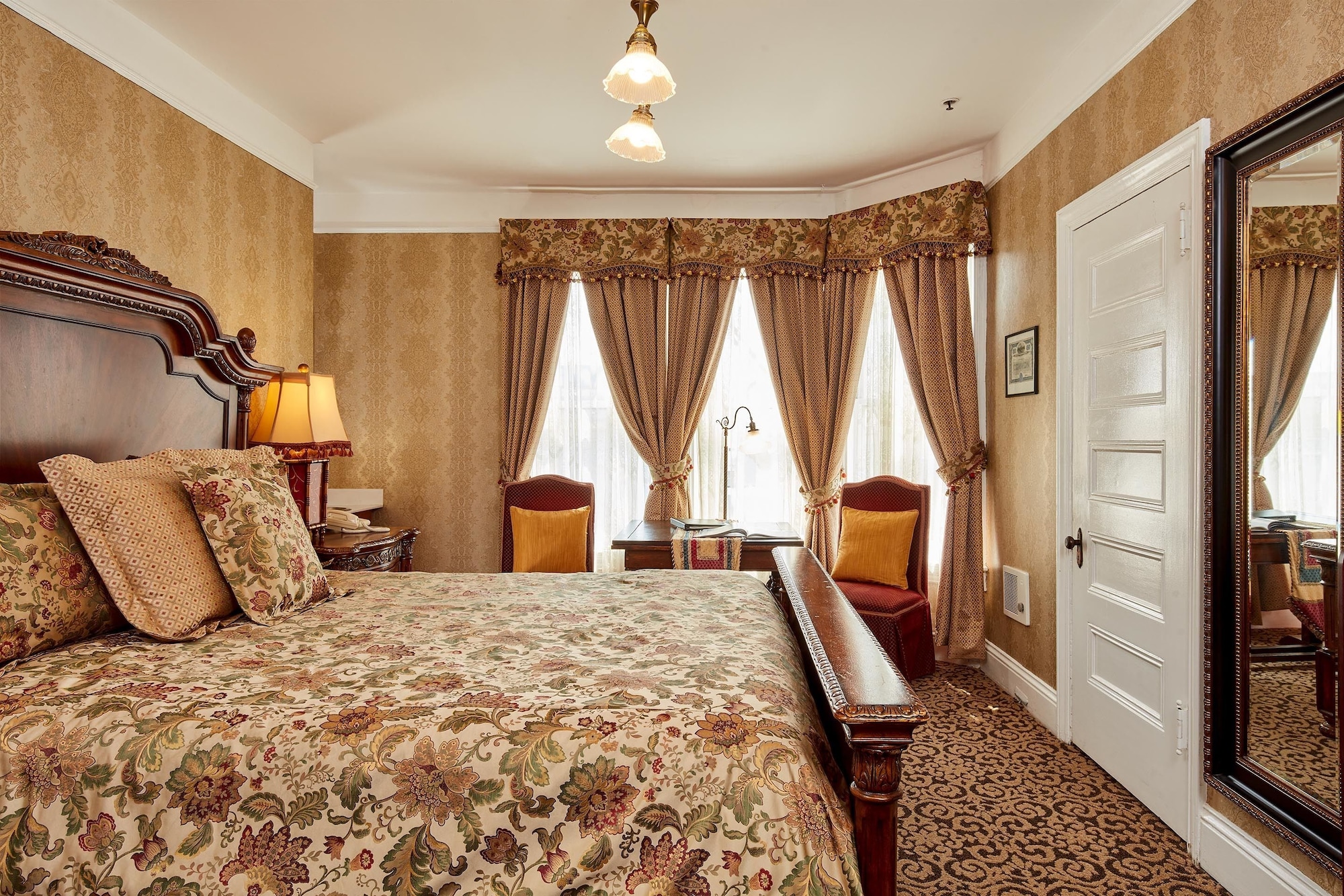 SUITE, KING BED, JETTED TUB